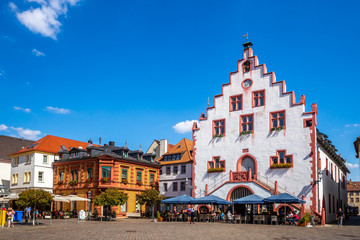 Marktplatz mit historischem Rathaus, Karlstadt am Main, Deutschland