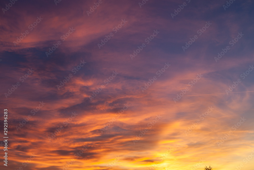 Wall mural Allassac (Corrèze, France) - Coucher de soleil flamboyant