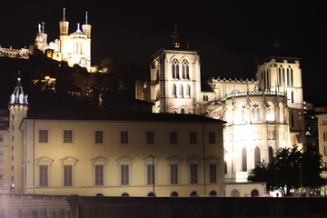 Fototapeta na wymiar Basilique de Fourvière et Cathédrale Saint Jean à Lyon la nuit - Ville de Lyon - Département du Rhône - France