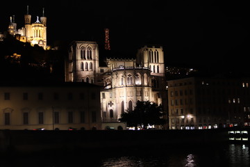 Fototapeta na wymiar Basilique de Fourvière et Cathédrale Saint Jean à Lyon la nuit - Ville de Lyon - Département du Rhône - France