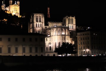 Fototapeta premium Basilique de Fourvière et Cathédrale Saint Jean à Lyon la nuit - Ville de Lyon - Département du Rhône - France