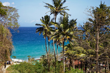 Obraz premium Bali seascape with huge waves at beautiful hidden white sand beach