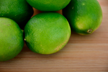 Limones sobre mesa de madera