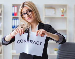 Young businesswoman with message in the office