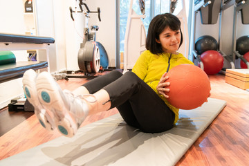 ジムで運動する女性