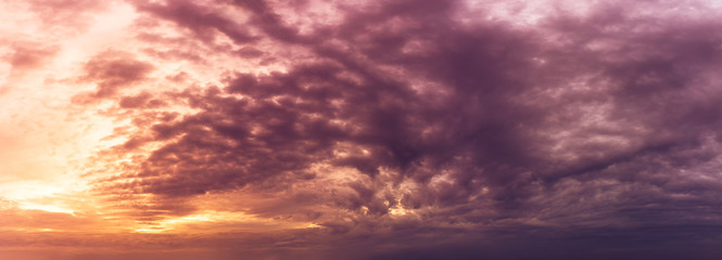 Obraz premium Golden hour sky and storm cloudy nature panoramic background