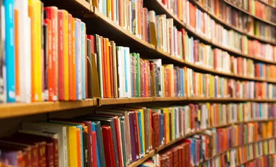 Bibliothek mit vielen Regalen und Büchern, abnehmender Perspektive und flachem DOF © Pink Badger
