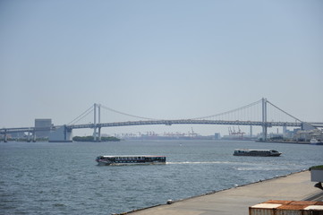 竹芝ふ頭からの東京湾の水上バスとレインボーブリッジ