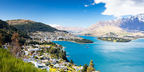 Queenstown View on a Sunny Day in New Zealand - obrazy, fototapety, plakaty