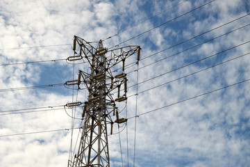 高圧鉄塔・送電線・青空