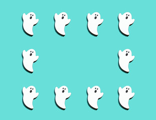 青緑バックに白いオバケを沢山並べてコピースペースもあります