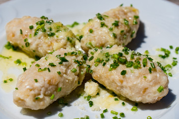 Südtiroler Käseknödel Käsenocken mit Schnittlauch angerichtet