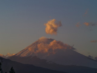 Fototapeta premium 山頂から吐き出したような夕焼け雲