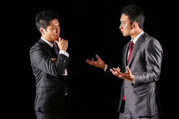 議論をする二人のビジネスマン
