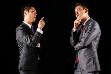 議論をする二人のビジネスマン