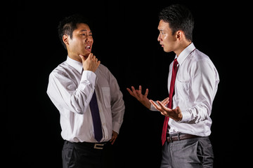 議論をする二人のビジネスマン