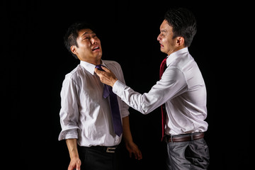 掴み合いのけんかをするビジネスマン