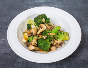 Warm mushroom salad with broccoli.