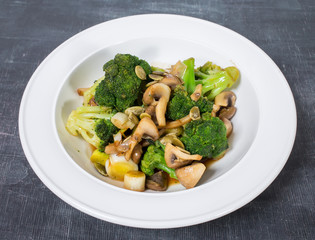 Warm mushroom salad with broccoli.