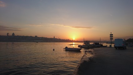 Obraz premium sunrise at golden horn gulf in Istanbul