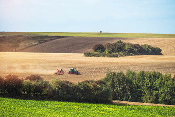 jolie panorama avec un agriculteur au travail dans les champs