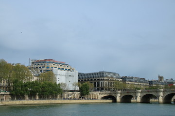 Fototapeta na wymiar パリ・セーヌ川からの風景