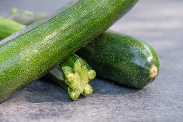 Nahaufnahme / Detail von frischen Zucchini