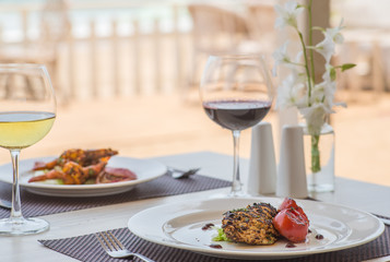 A lunch with chicken and wine on the beach