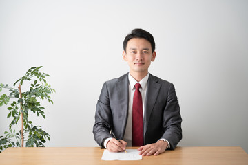 契約書にサインを促すビジネスマン