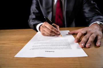 契約書にサインをするビジネスマン