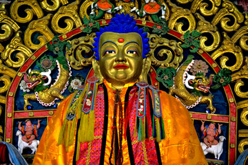 Eine vergoldete Buddhastatue in einem buddhistischen Kloster
