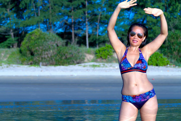 Obraz premium Woman shape sexy and show bikini on beach