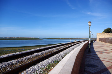 voie ferrée et vue sur la lagune, Faro, Portugal