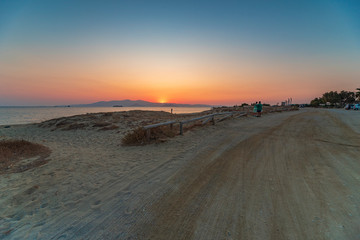 La spiaggia di Plaka al tramonto, isola di Naxos GR	