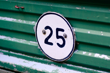 rundes fünfundzwanzig schild auf grüner anhänger barkasse schräg 