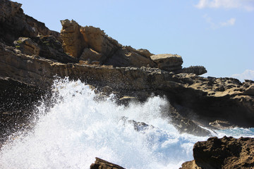 Ola rompiendo en roca