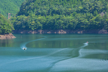 ダム湖を走るボート