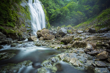 滝のある風景