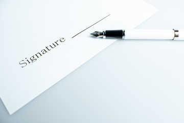 만년필과 계약서