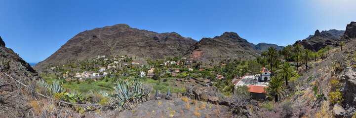 Panorama Valle Gran Rey bei El Guro mit kleiner Kirche