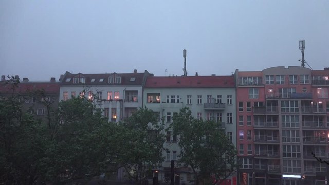 Gewitter mit Blitzen und Regen &uuml;ber einem Wohnhaus