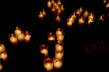 Velas encendidas en la calle por la noche.