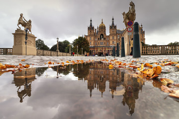 Schloss Schwerin im Herbst