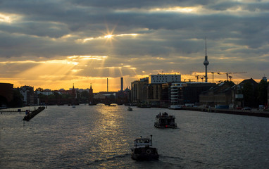 Berlin Sonnenuntergang Spree Großstadt Sommerabend Herbstabend