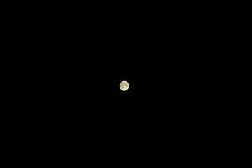 Vollmond nachts vor schwarzem Hintergrund Lunar