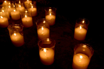 Velas encendidas en la calle por la noche.