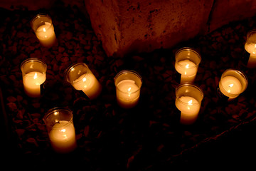 Velas encendidas en la calle por la noche.