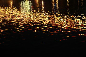 Reflet de la ville de Lyon dans le Rhône