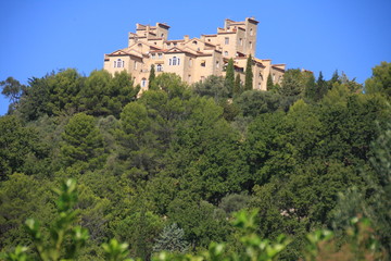 Fototapeta na wymiar le château de Tourrettes sur sa colline