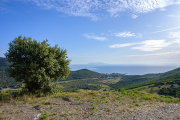 Korsika Landschaft mit Meer und Bergen